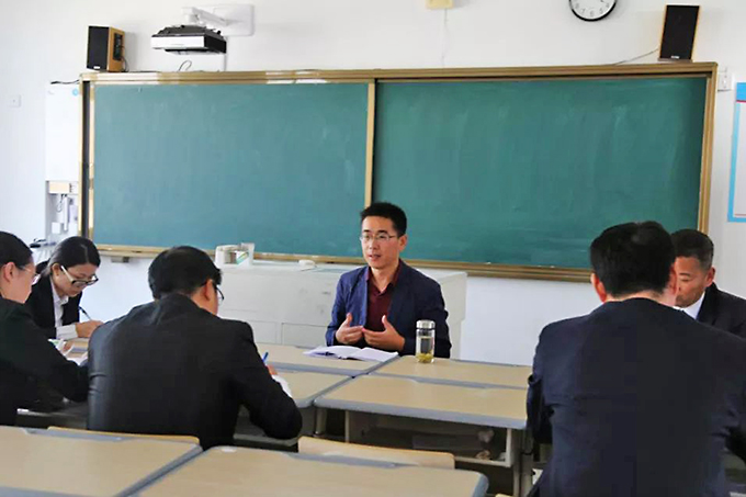 教研員與我校教師進行探討交流